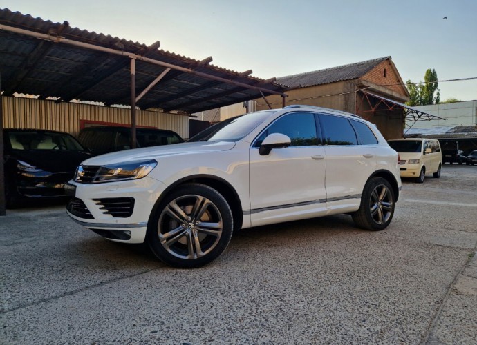 Volkswagen Touareg 4.1 TDI V8, 400 л.с., пневмо подвеска, R-Line, полный пакет ассистентов