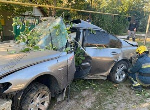 Смертельная авария на Гиске: BMW врезался в дерево, погиб водитель 24 лет