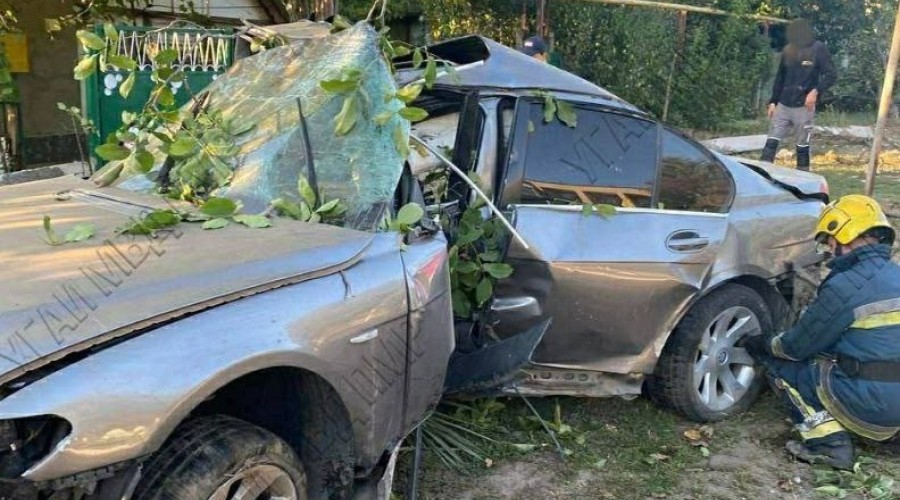 Смертельная авария на Гиске: BMW врезался в дерево, погиб водитель 24 лет