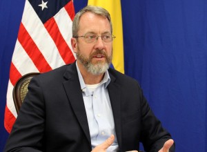 Экс-посол США возмутился союзом Мадуро с Россией и его нефтяным влиянием