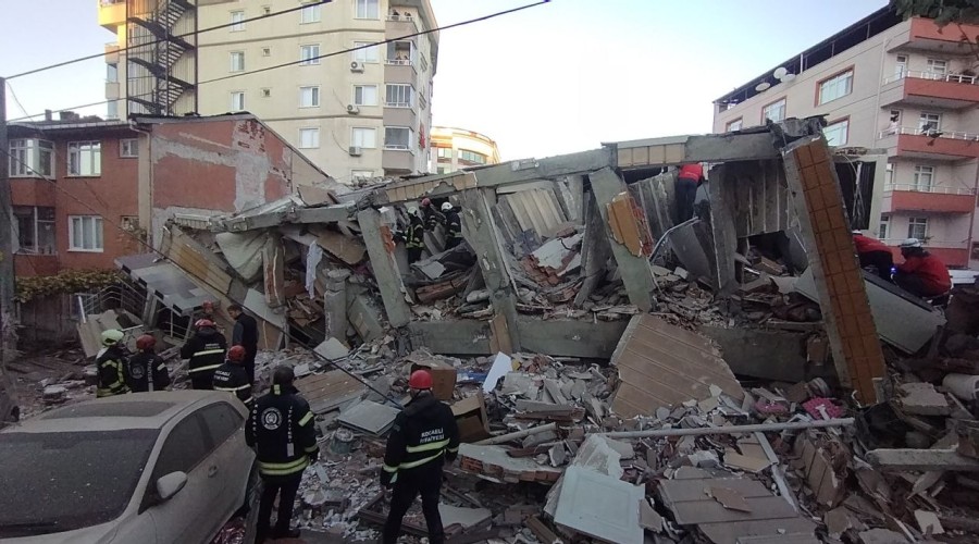В Стамбуле обрушился дом: под завалами может быть семья из пяти человек