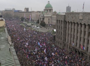 Миллионы протестующих в Белграде требуют справедливости за трагедию в Нови-Саде