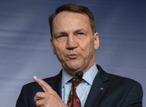 Сикорский пригрозил ударом по России в ответ на новые атаки дронов