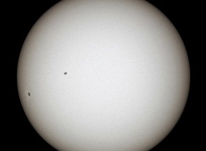 Какого цвета Солнце на самом деле — белое или жёлтое?