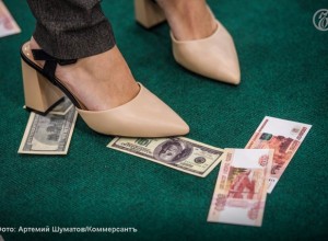 Доллар опустился ниже 83 руб. на фоне высокого предложения валюты экспортерами