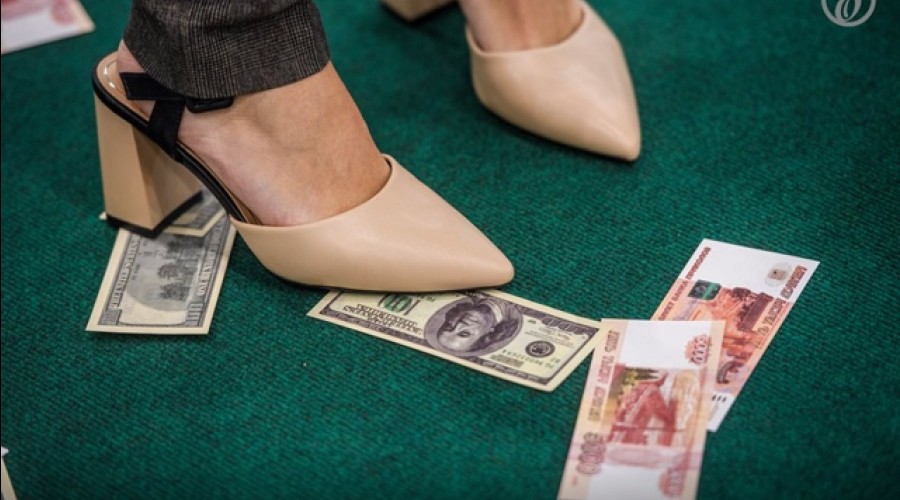 Доллар опустился ниже 83 руб. на фоне высокого предложения валюты экспортерами