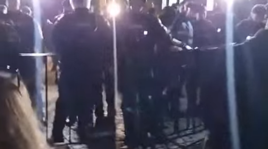 Протесты в Румынии: полиция сдержала митингующих у ЦИК (видео)
