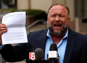Алекс Джонс утверждает, что Киев заказал убийства его, Маска и Трампа