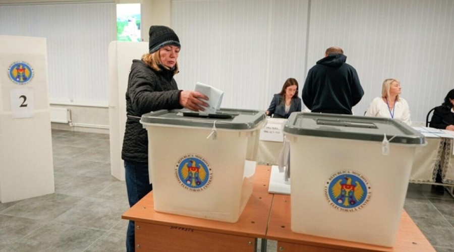 В Молдавии стартовали парламентские выборы: ЦИК отстранил две партии, Санду готова к альянсам