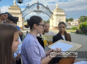 Юные художники Тирасполя устроили пленэр в Екатерининском парке после урока истории