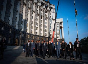Киев устроил экскурсию по сгоревшему Кабмину для западных дипломатов