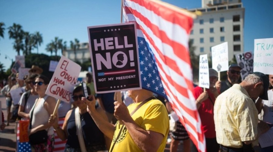 США на грани гражданской войны? Протесты против Трампа под лозунгом No Kings