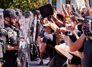 В США протесты против миграционных законов переросли в массовые беспорядки