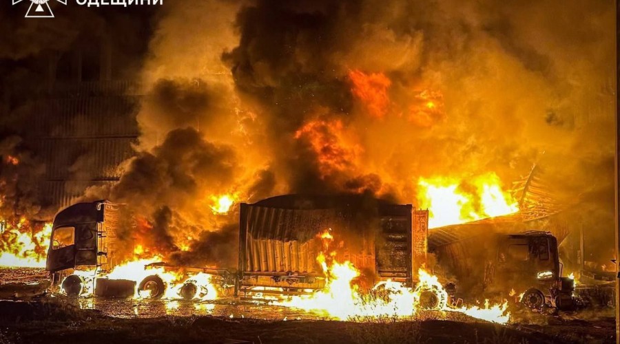 Российская атака по Черноморску: город без света, в порту пожары