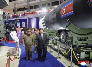 Ким Чен Ын объявил о новых военных мерах на выставке вооружений в Пхеньяне