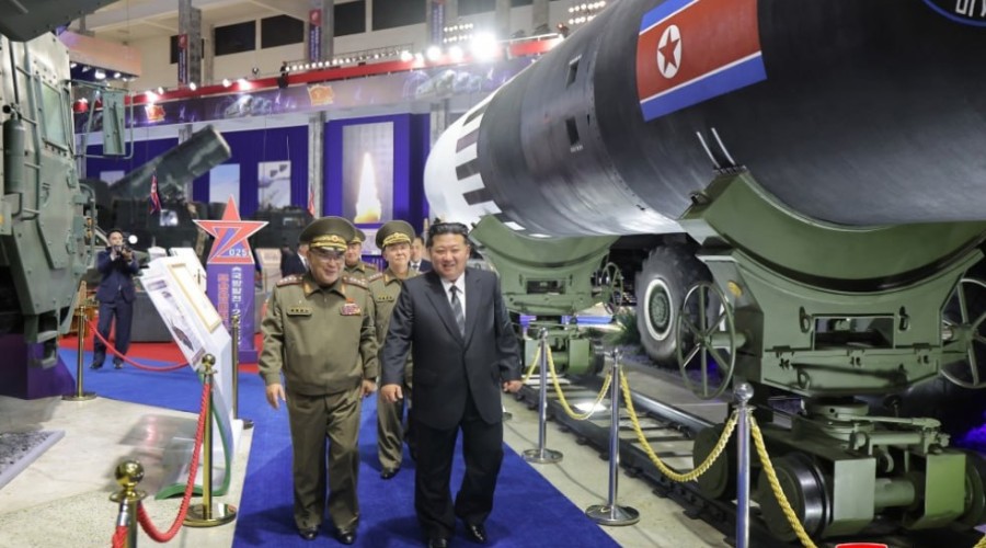 Ким Чен Ын объявил о новых военных мерах на выставке вооружений в Пхеньяне