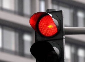 В Тирасполе водитель Mazda проехала на красный свет — её оштрафовали