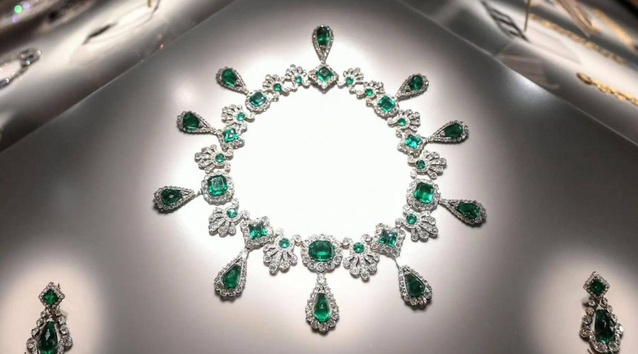 Из Лувра украли тиару и украшения императрицы Евгении