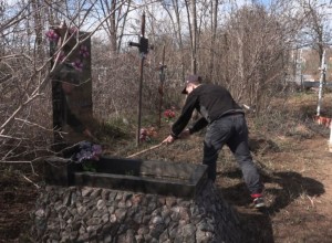 Школьники ухаживают за могилами ветеранов Великой Отечественной войны