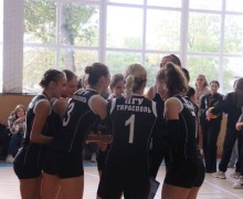 В Слободзее прошёл волейбольный турнир ко Дню учителя: победила команда ПГУ