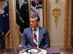 Глава Пентагона пришёл на встречу Трампа и Зеленского в галстуке цветов российского флага