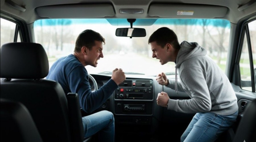 В Бендерах водитель маршрутки дважды подрался из-за хлопнувшей двери