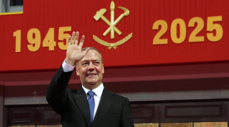 Медведев поблагодарил Ким Чен Ына за поддержку России и героизм бойцов КНДР