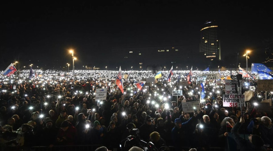 Митинги в Словакии: Фицо обвиняет украинцев в протестах против правительства