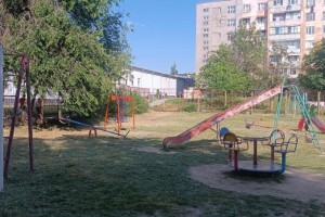Старая детская площадка, сломанные качели.