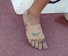 Филиппинка выиграла три забега в самодельных «кроссовках» из лейкопластыря