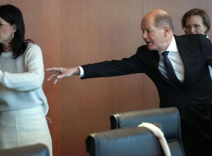 Глава МИД Германии ушла с заседания из-за разногласий с канцлером Шольцем