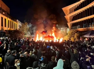 Протест в Тбилиси перерос в беспорядки: митингующие ворвались в резиденцию президента (видео)