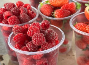 Последняя малина и клубника: сезон завершается, цена — 100 рублей