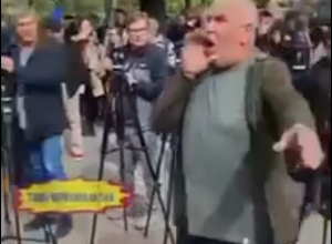 Инцидент на митинге в Кишинёве: полиция задержала провокатора во время выступления Игоря Додона
