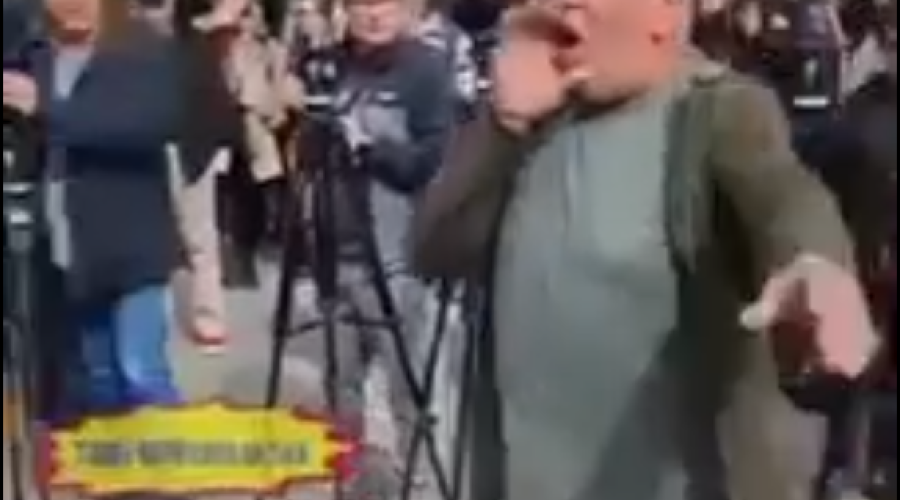 Инцидент на митинге в Кишинёве: полиция задержала провокатора во время выступления Игоря Додона