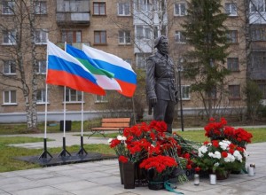 В Ухте открыли памятник Арсену Павлову (Мотороле)