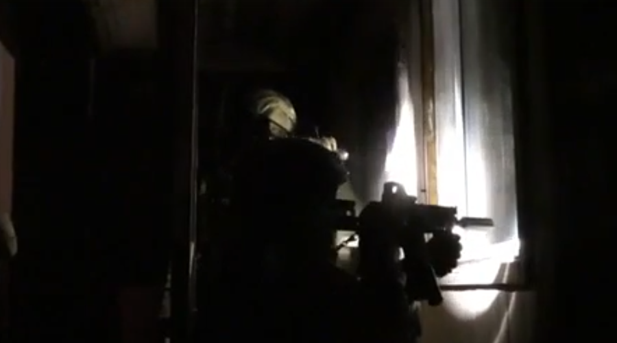 ФСБ показала видео с арсеналом ликвидированного исламиста, готовившего теракты (видео)